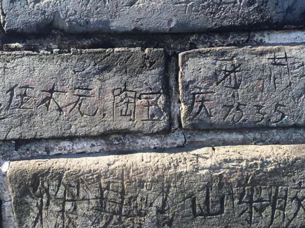 就因为这是公共财产吗,试问如果是自家的墙面你们还会在上面乱涂乱画