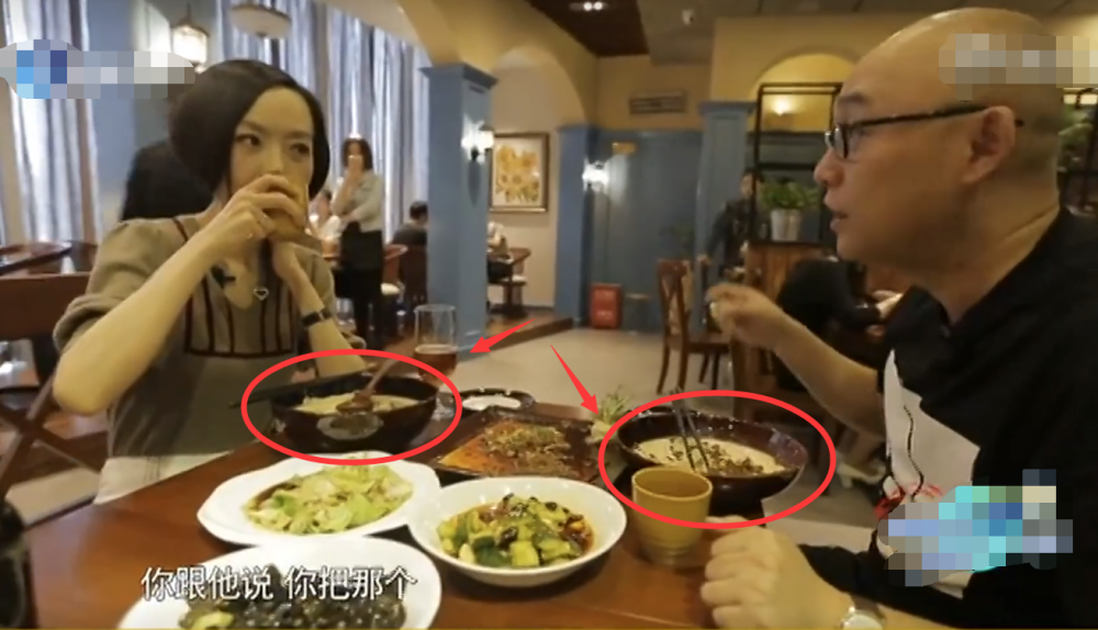 除了饭量,不少网友关注的点还在于——鲁豫吃饭的样子,实在是太勉强了