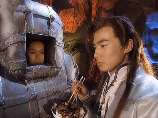 生下逍遥侯这个残缺儿子,竟然将襁褓中的孩子扔在外面,抱养了连城璧