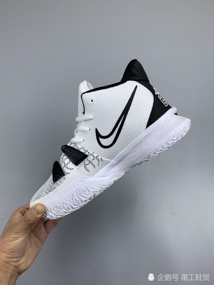 欧文7配色中的颜值担当就是他穿着打球和撩妹两不误