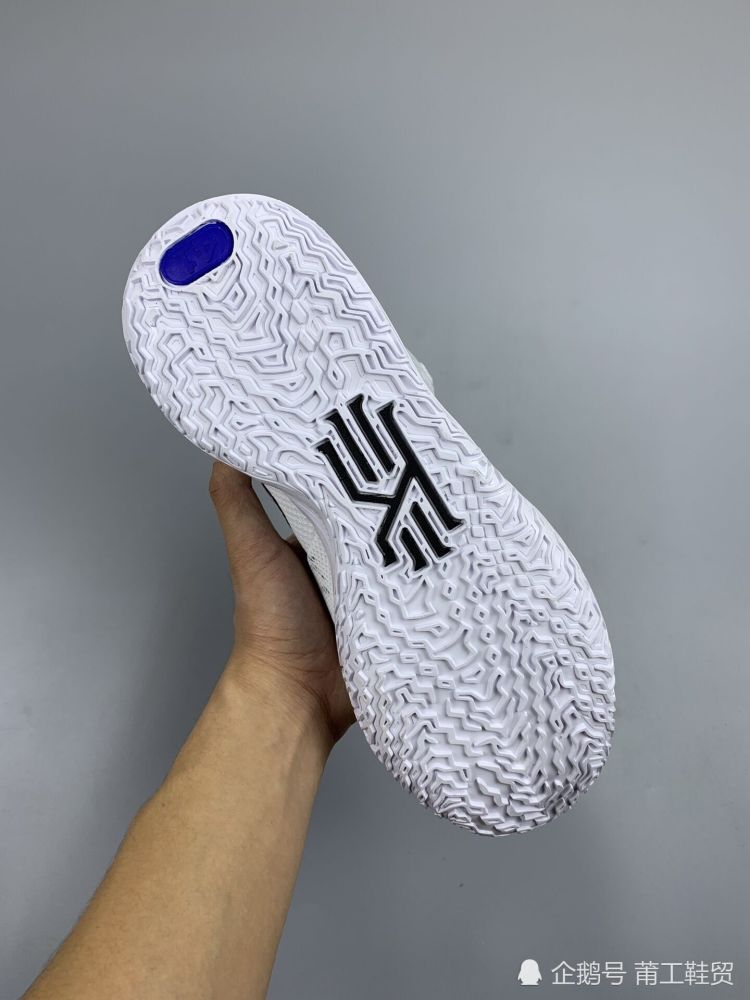 欧文7配色中的颜值担当就是他穿着打球和撩妹两不误