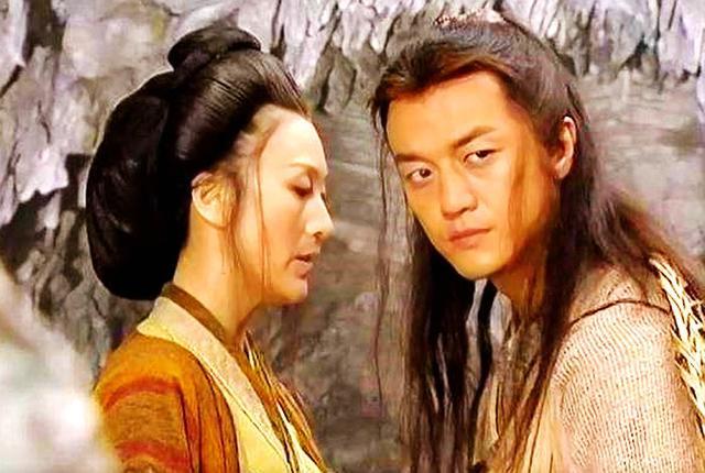 也娶了自己师傅为妻,此女便是任盈盈了,传授令狐冲气宗武功的是岳不群