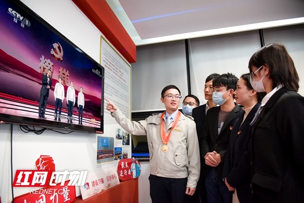 中建五局安装公司组织党员、青年集中观看