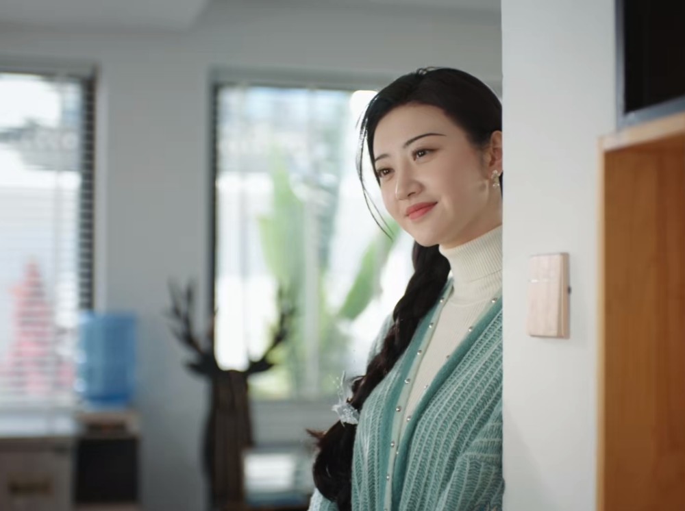 《司藤》丘山压制住白英,司藤分出一个小女孩西竹陪秦放,自己归隐