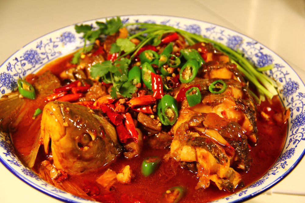 一说到吃鱼,各位肯定会先想到红烧或者糖醋,但今天要聊的是这道酱烧鱼