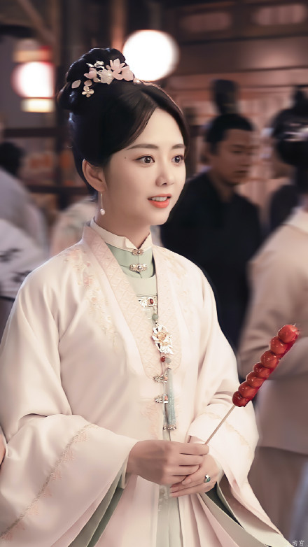 谭松韵在剧中饰演明朝年间的一位庶女罗十一娘,虽然她所处的地位卑微