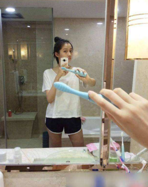 明星关晓彤的家跟父母住在一起装修风格真老土