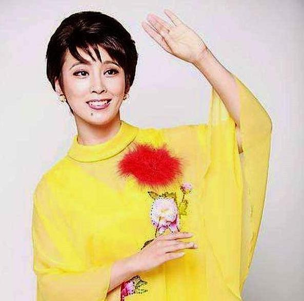 1984年回娘家朱明瑛和丈夫同骑一辆车有说有笑去办理离婚