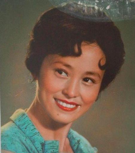 1984年,《回娘家》朱明瑛和丈夫同骑一辆车,有说有笑去办理离婚_腾讯