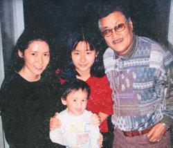 1986年王杰带着2岁女儿跑龙套,成名后被赌博母亲把钱败光