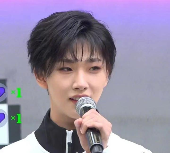 胡烨韬短发上热搜了到底是怎么回事