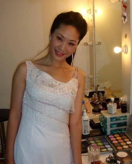 54岁正师级于文华抛弃富豪男友嫁丑男如今靠直播捞金