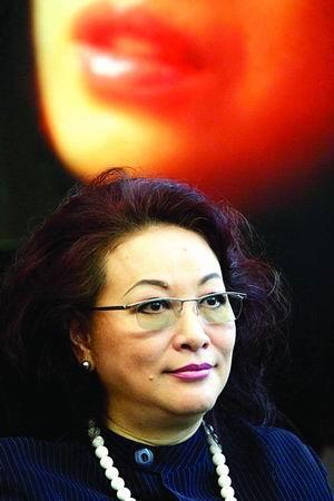 "影后"徐枫:老公欠钱跑路,替夫还债嫁债主,54岁获百亿遗产