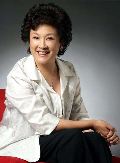 国家一级演员宋春丽:61岁才当妈,"母亲专业户"背后的纠结与泪水