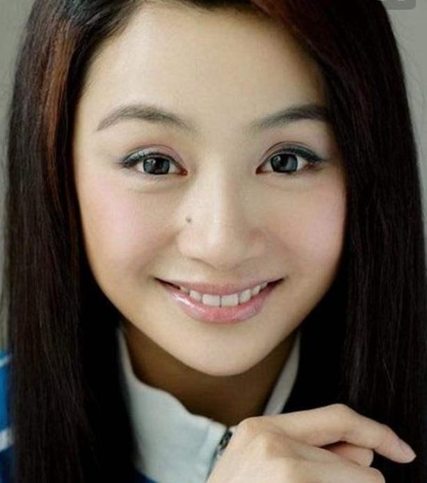 出演45部剧,主持23档综艺,被誉为倪萍接班人的曹颖,现状如何?