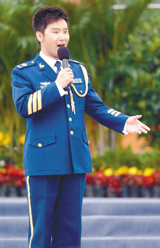 刘和刚:穷小子不忘本,孝顺父母跪恩师,娶小10岁世界小姐获幸福