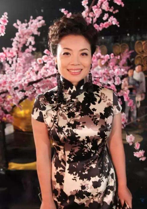 52岁的张也风采依旧,穿着华丽的礼服,她依旧美得像三十出头的女人