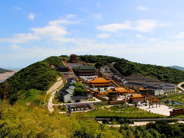 海天佛国我登顶,远眺深知造化功,登普陀山佛顶山