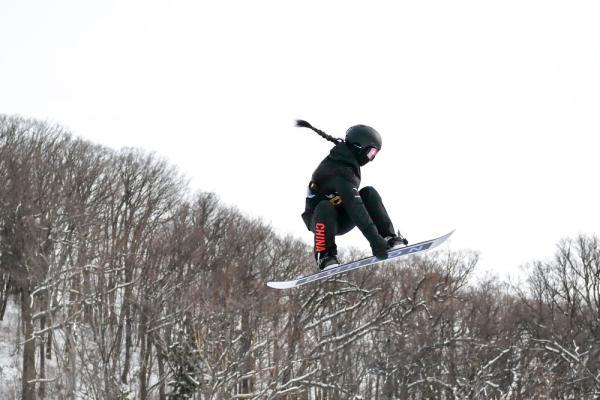 任子筝单板滑雪图片