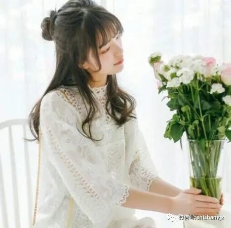 10款中长款发型的半扎发发型 很适合婚礼场合的伴娘发型 玉颜女性网