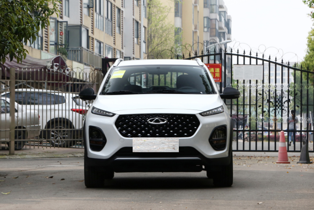 钻石版瑞虎3x的前脸与瑞虎8plus的前脸造型相近,前进气格栅内部同样