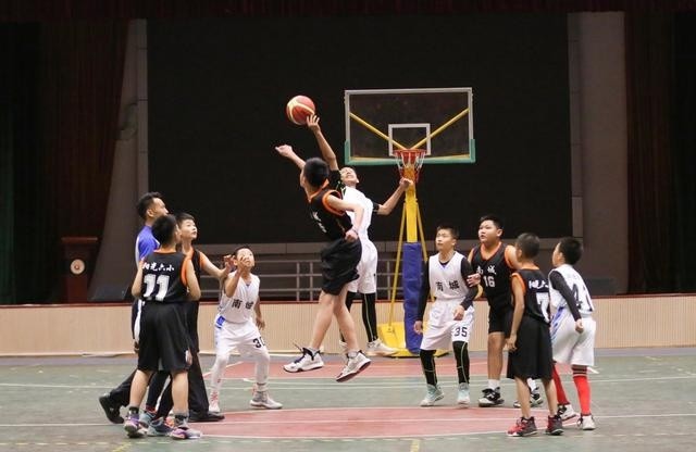 看，灌篮高手！东莞南城第十五届小学生篮球比赛打响