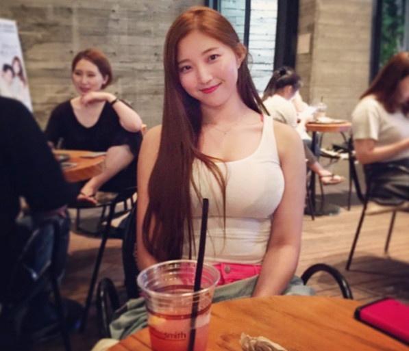 她身高171cm,体重128斤.