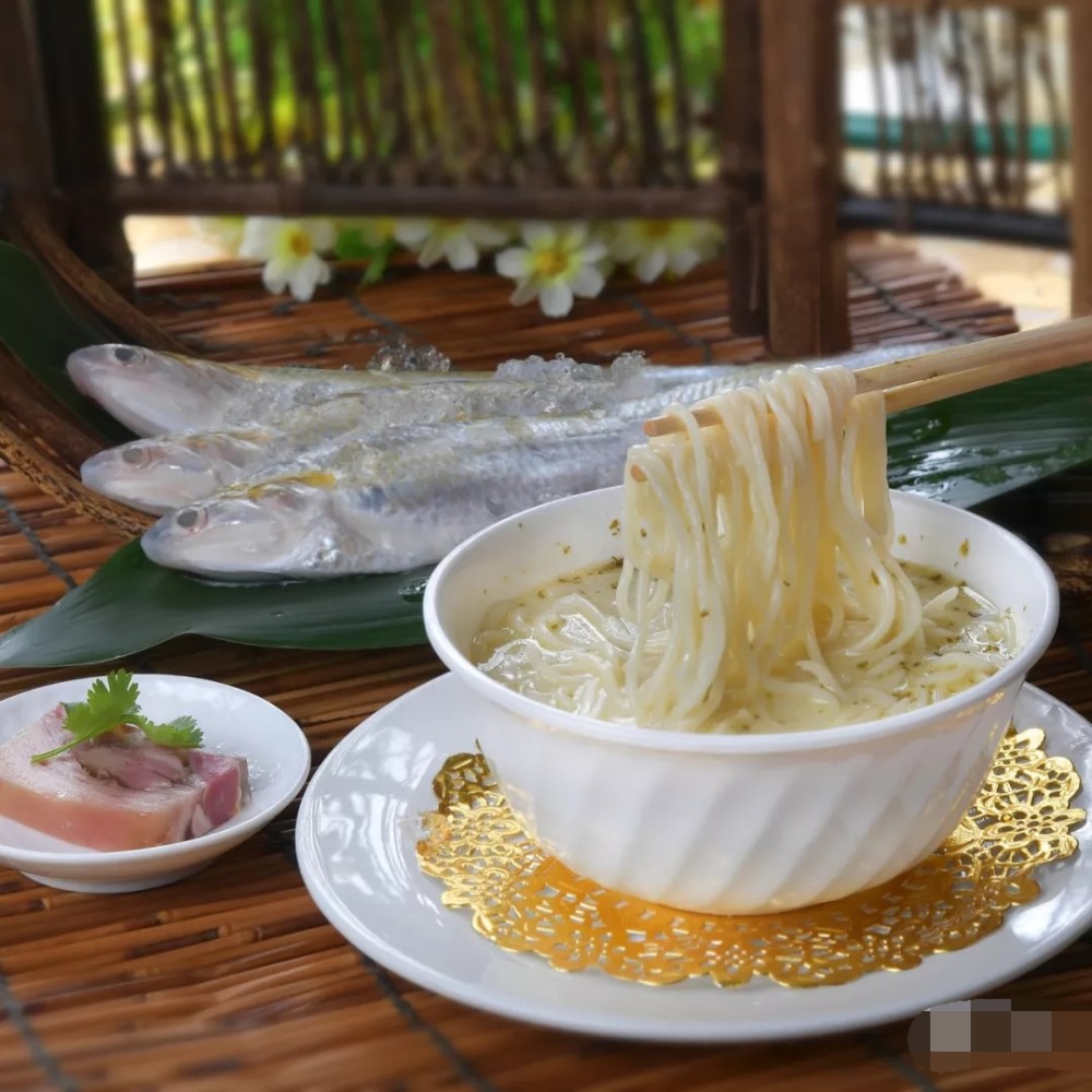 在上海,最著名的刀鱼面自然要属老半斋,刀鱼面,刀鱼馄饨,那份江鲜中的