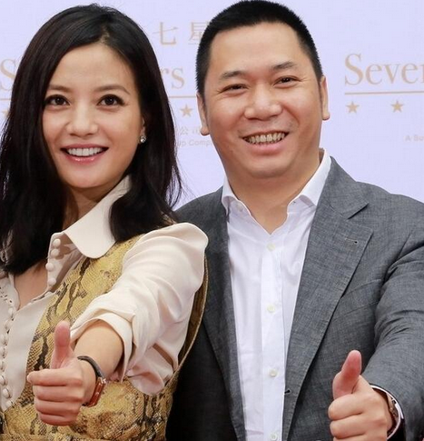 45岁赵薇被拍和绯闻富二代男友同回豪宅富豪老公欠债消失很久