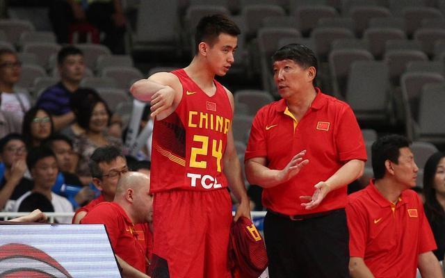 感动!宫鲁鸣周琦赵继伟时隔五年再同框,三人举止亲密如同一家人