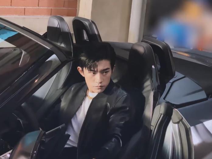 易烊千玺开车喝咖啡,怼脸的素颜皮肤太抢镜,网友:你才20岁呀