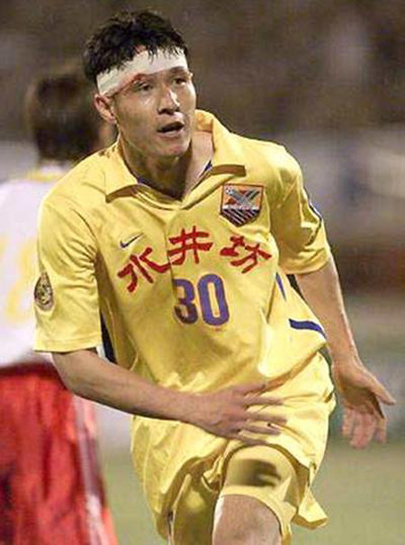 本是身高1米86的边卫,改打前锋成传奇,曾率队与上港"死磕"