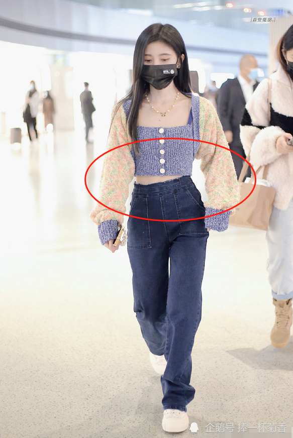 鞠婧祎的腰有多细别人挤不进的儿童背心她穿却是人在衣中晃