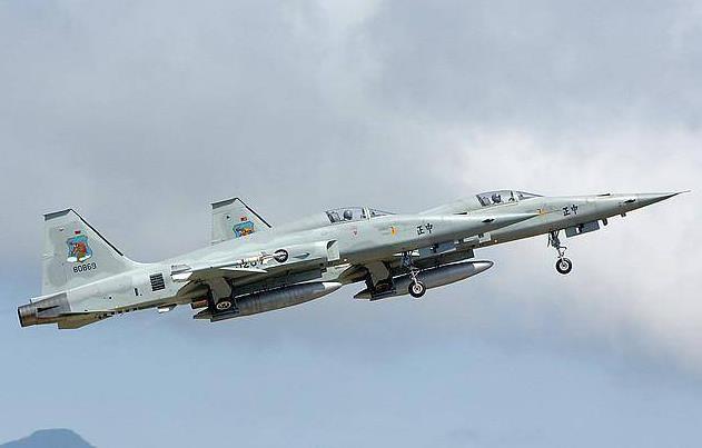 岛内民众:飞行员的命还不如菠萝|台军|飞行员|台空军|战机