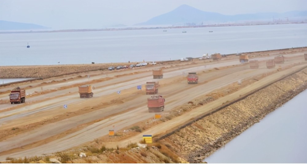 这个工程是在温州地区,因为温州的地形是非常的适合填海,因为这里四面