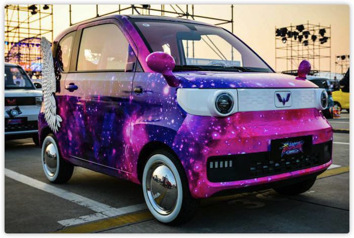 改装的宏光miniev车型,每台车都能看到车主的创意,有改装成末日战车的