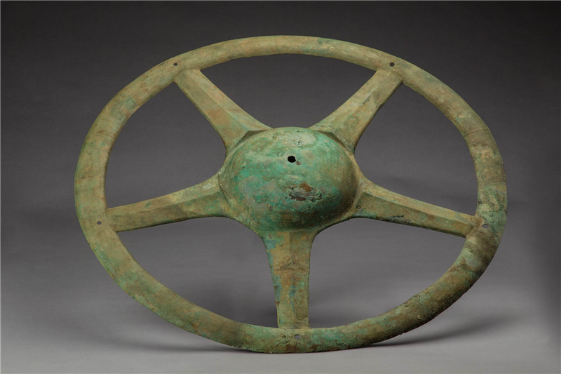 再来看青铜太阳轮的作用,目前最广泛的说法是古蜀人出于对太阳的崇拜