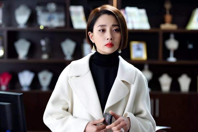 42岁殷桃晒泳装照身材玲珑有致没有一丝赘肉网友表示羡慕