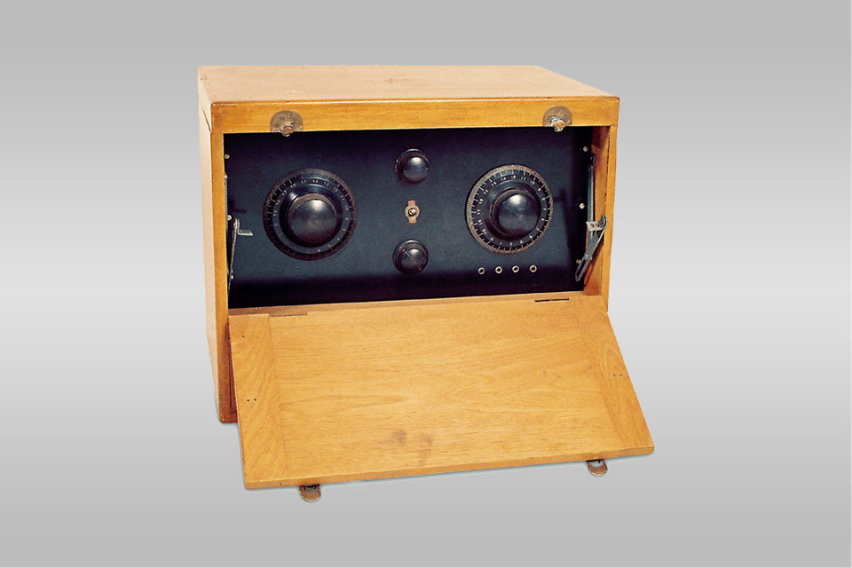 百年百物中国工农红军第一台收报机