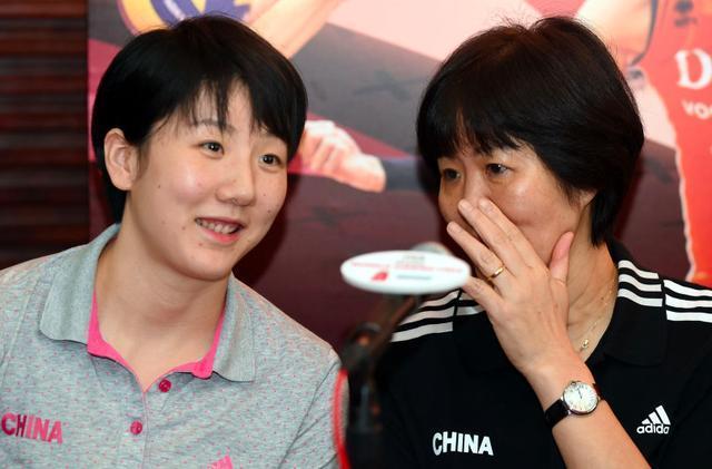 女排沈静思罕见亮相重回赛场展现发球绝技却因缺乏锻炼闹尴尬