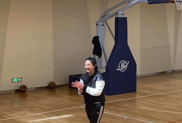 女排沈静思罕见亮相重回赛场展现发球绝技却因缺乏锻炼闹尴尬