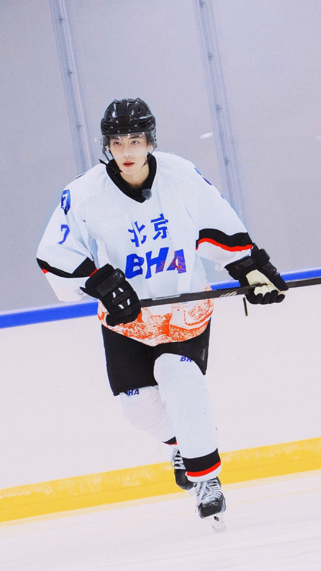 肖战李宁提前至25日官宣代言物料再次流出线下门店也准备就绪