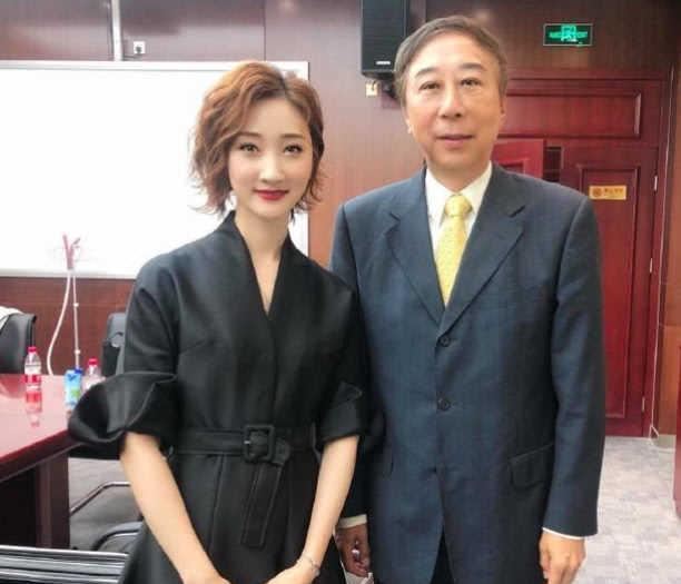 冯巩一家近照,老婆风韵犹存,35岁儿子颜值一言难尽