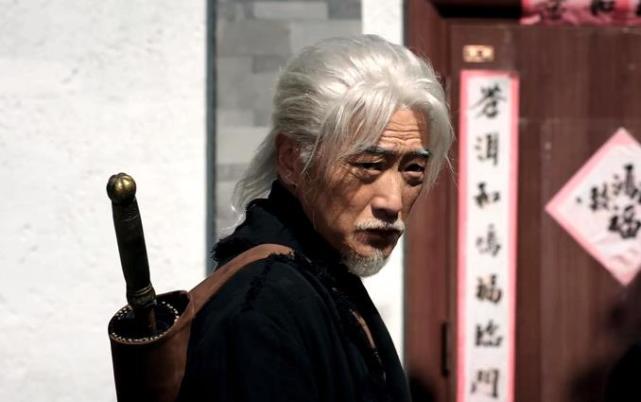 开始获得了大家的关注,这个时候就有明眼的观众发现了一位老戏骨演员