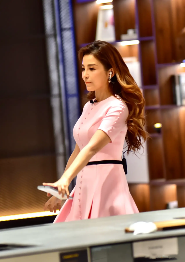 央视主持朱迅线下直播上班,穿樱花粉长裙主持曲线成熟,满脸肉感有旺夫