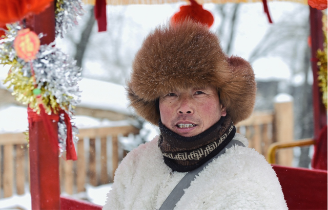 大金链子,软中华,每天洗浴中心走起,东北人为啥看起来很有钱?
