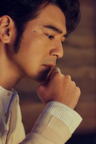 47岁金城武罕见露面短发示人帅气依旧