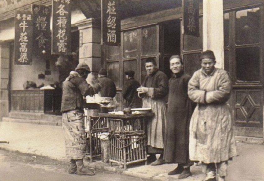 中国的"地摊文化"由来已久,看民国时期的上海滩恍如隔世