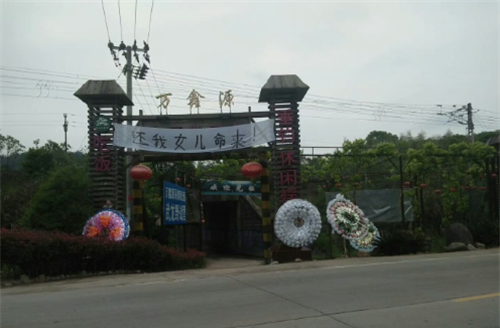 他把吴佳莉扔进房间,马上对她实施了侵犯,但吴佳莉毕竟是跆拳道高手