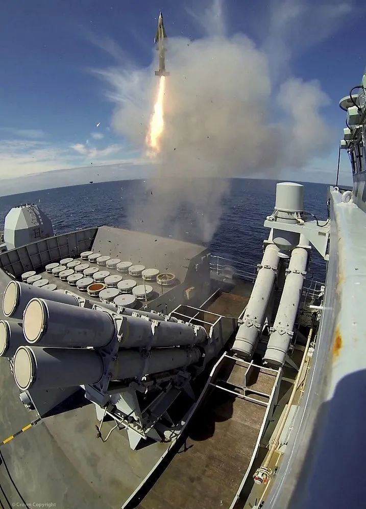 23型舰发射"海狼"舰空导弹对于这型集大成的护卫舰,皇家海军最初计划